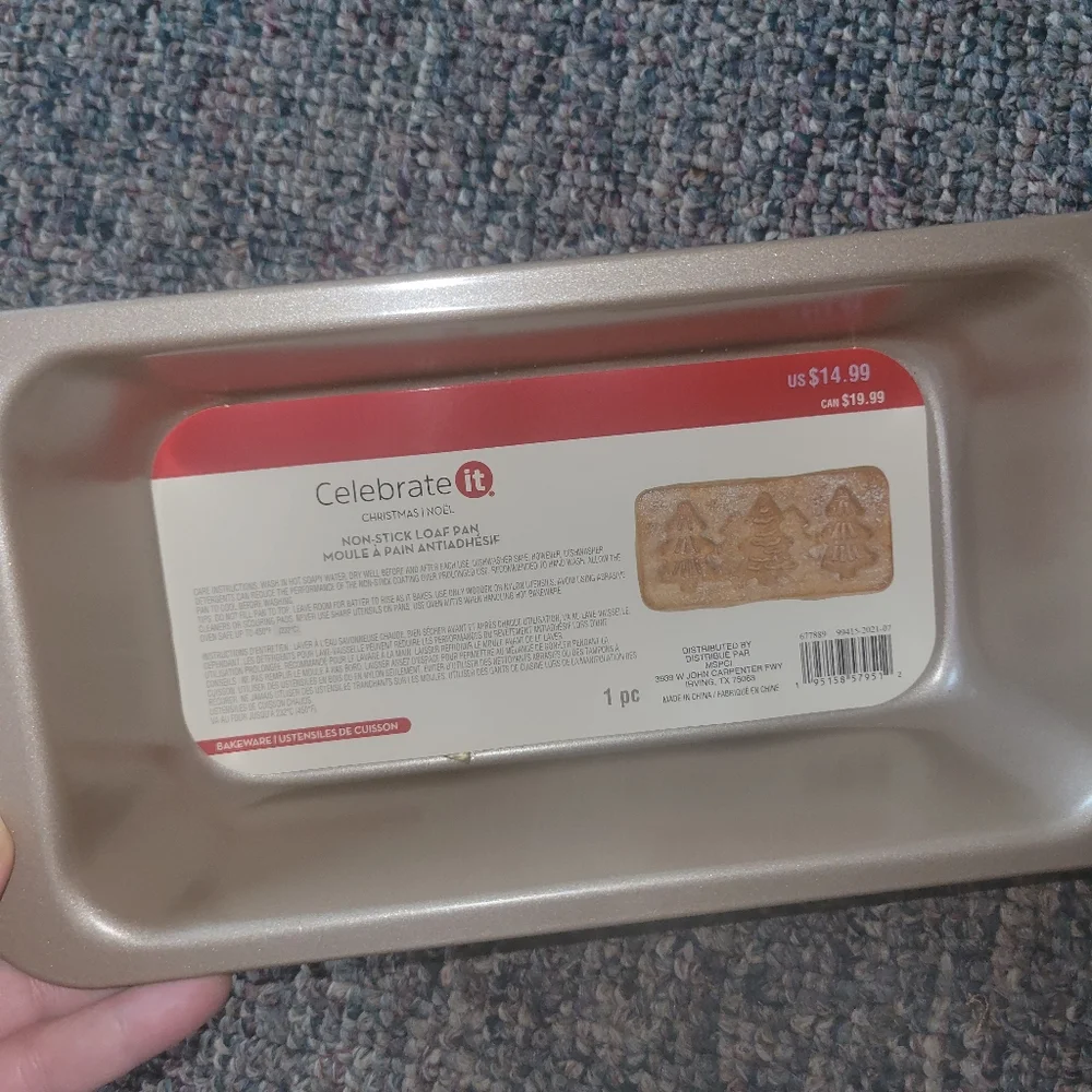 Celebrate It!  Holiday/winter Themed Cake Pan Set